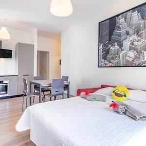 Alessia's Flat- M3 Corvetto Апартаменты